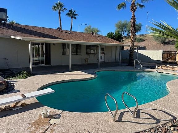 Large diving pool with extended patio. Perfect for pool parties