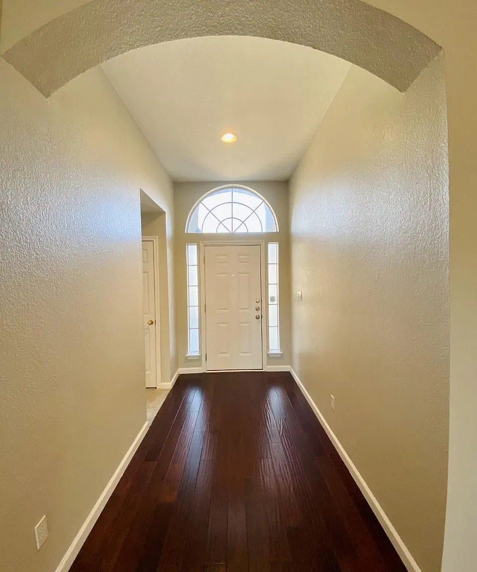 3 bed, 2.0 bath, 1704 sqft, $2,195 — Photo 2