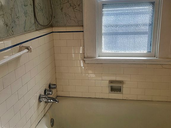 4th image of 372 Leroy Ave #2