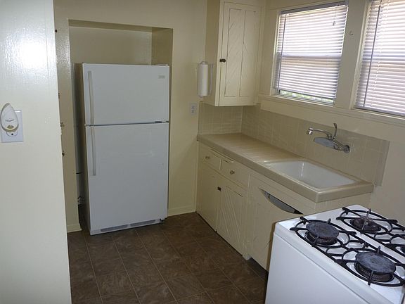4th image of 381 Redondo Ave