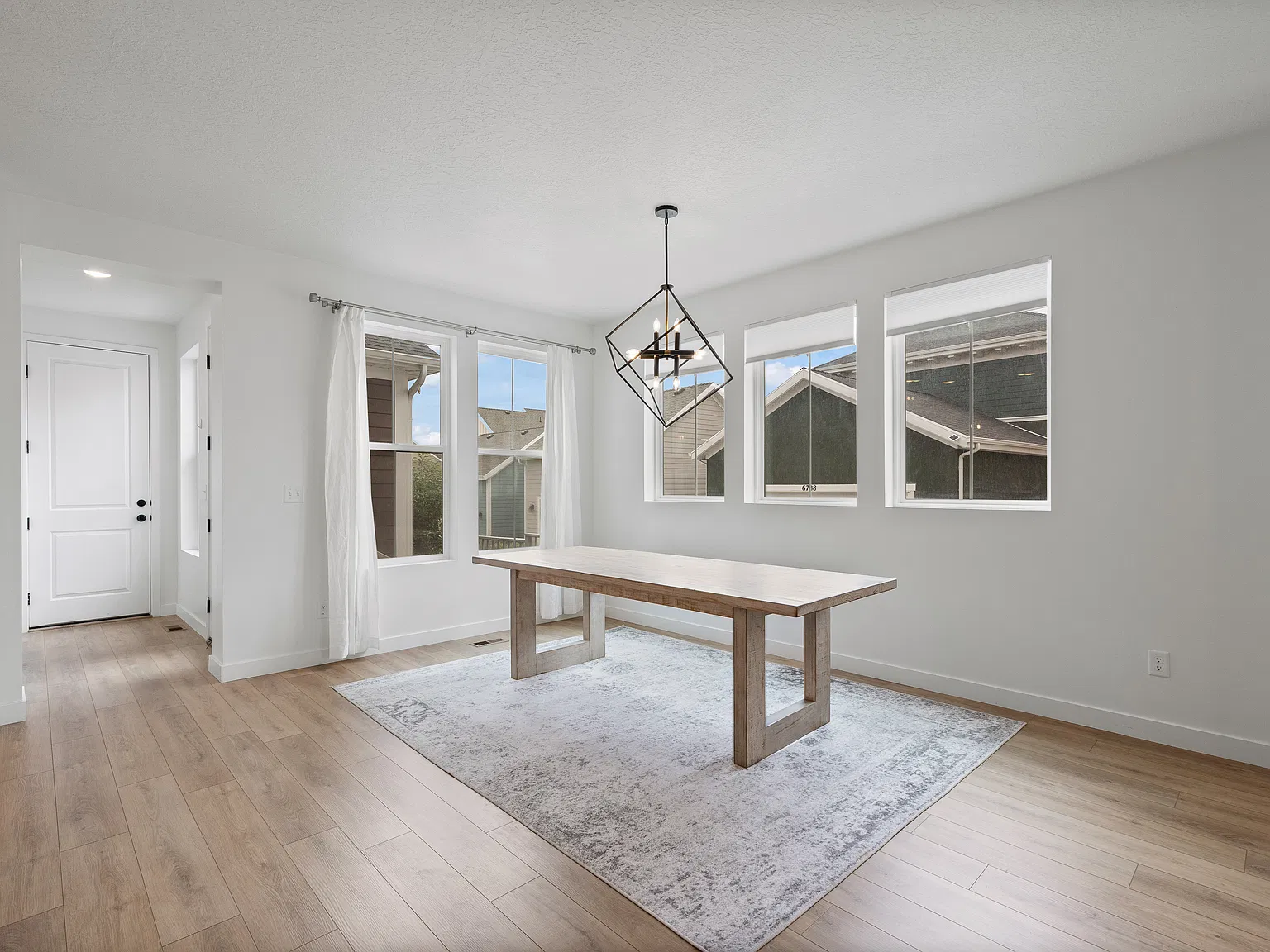 3 bed, 2820 sqft, $3,299 — Photo 4