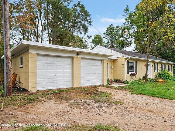 3rd image of 16489 Center Rd