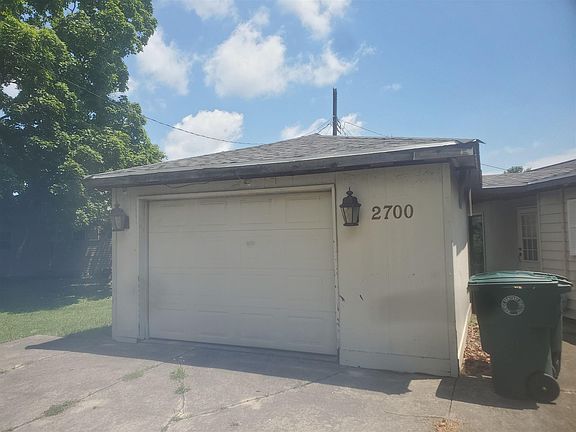 3rd image of 2700 N Rosewood Ave