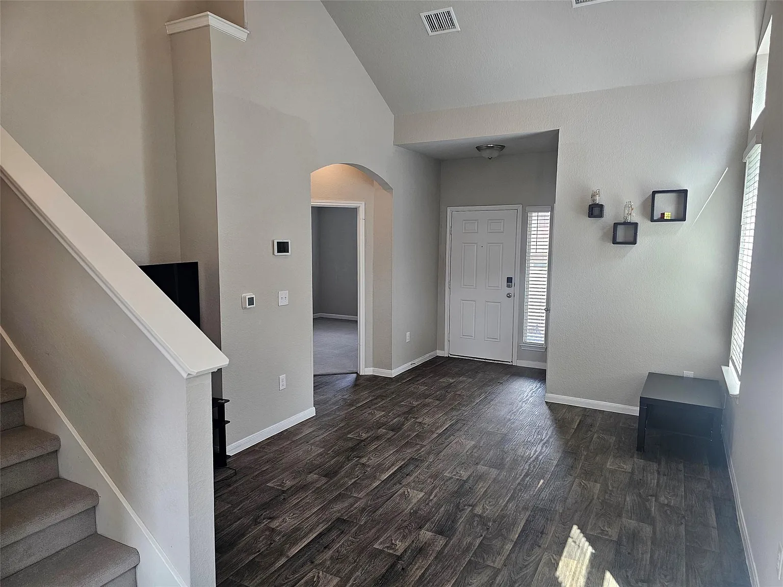 3 bed, 2.5 bath, 1346 sqft, $2,000 — Photo 3
