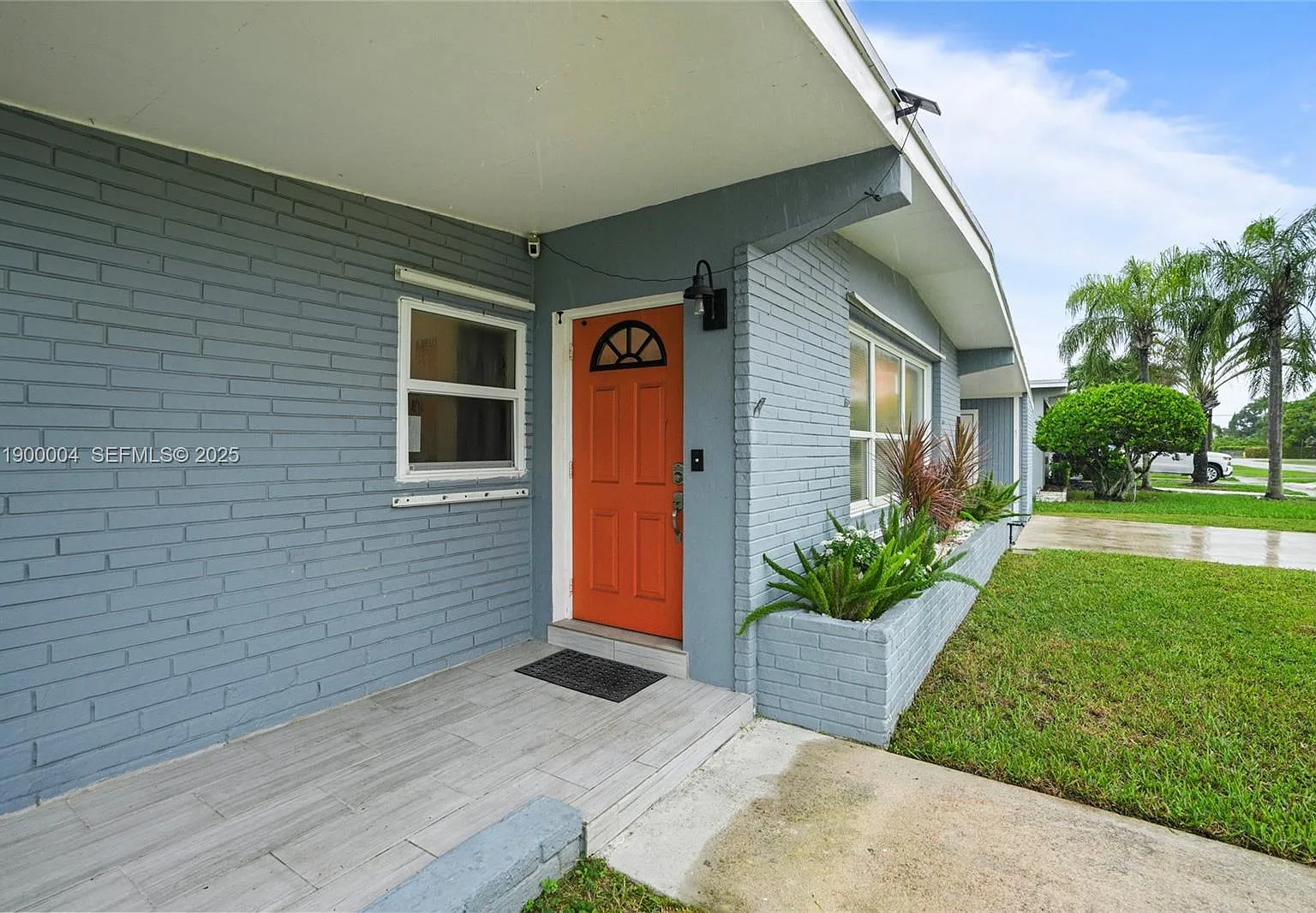 3 bed, 2.0 bath, 1302 sqft, $3,300 — Photo 2
