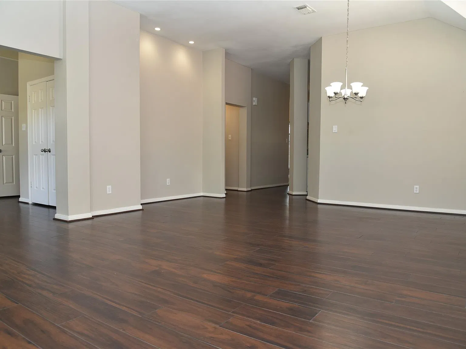 3 bed, 2.0 bath, 2190 sqft, $2,300 — Photo 3