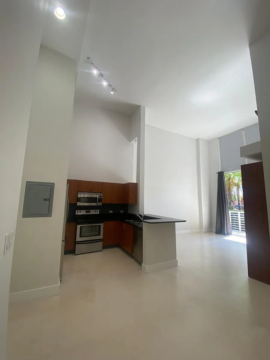 Building Photo - 2775 NE 187th St #111