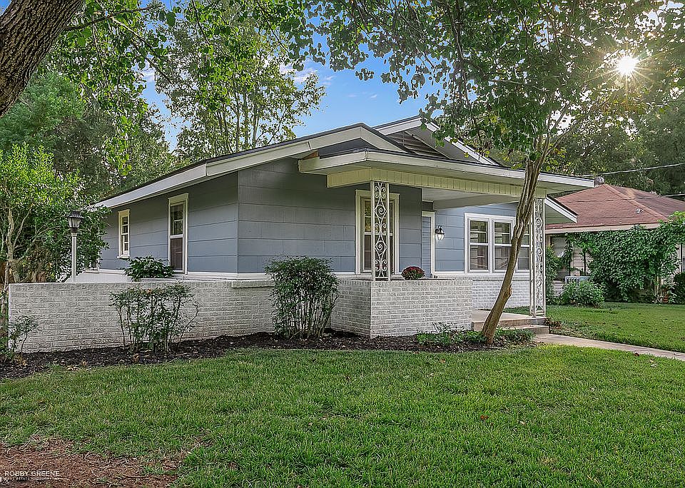 Spacious corner lot