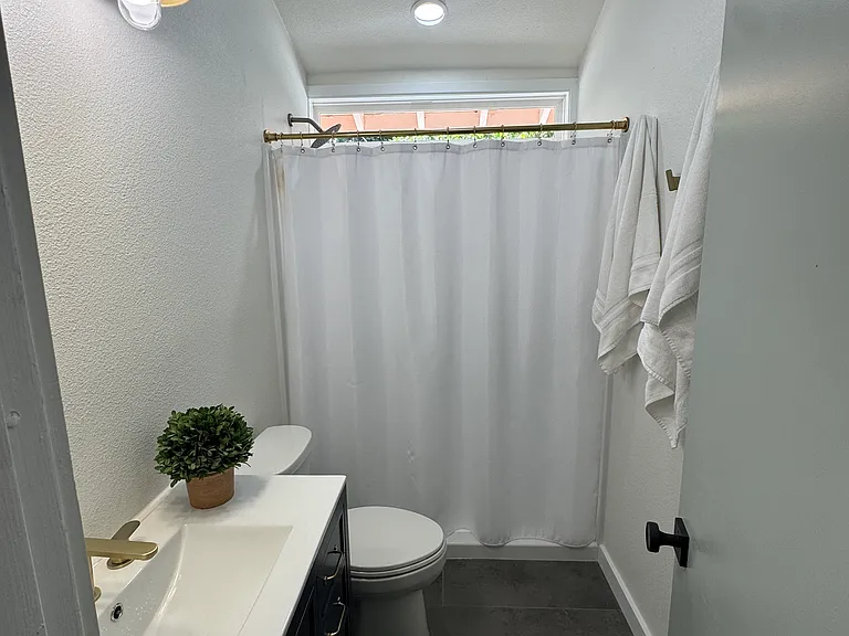 409 Sarah St — Photo 11