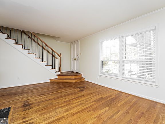 4th image of 35 La Rue Pl NW