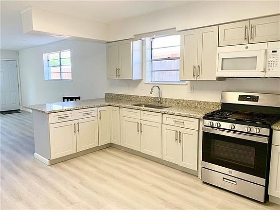 4th image of 1010 Carrollton Ave