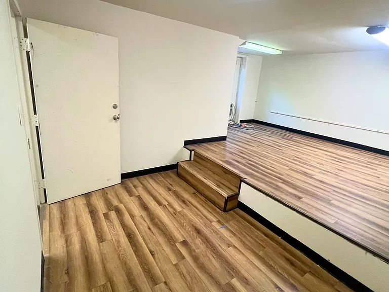 915 Main St — Photo 3