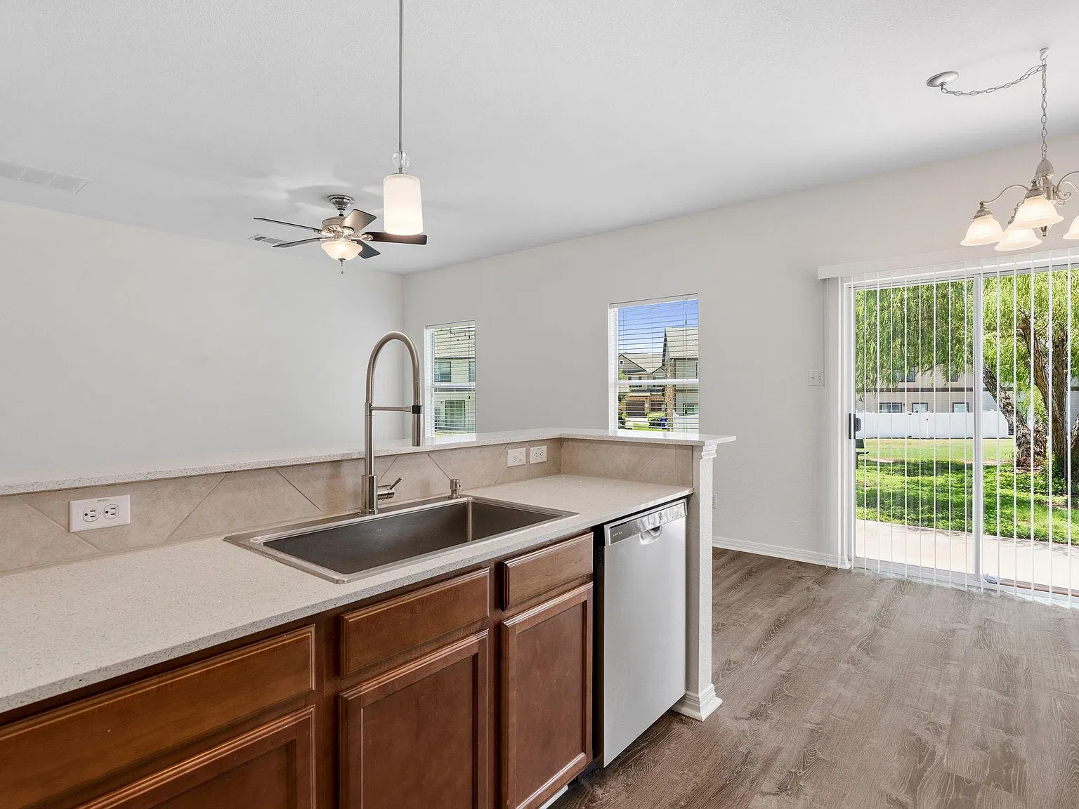 3 bed, 2.5 bath, 1552 sqft, $1,800 — Photo 4