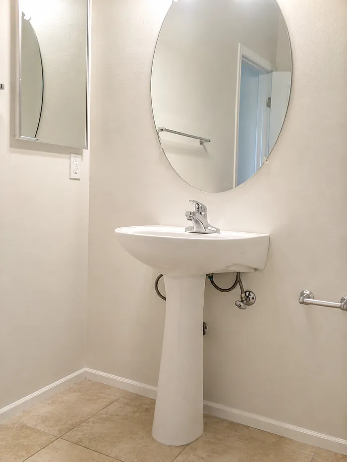 5 bed, 3.0 bath, 2012 sqft, $3,900 — Photo 3