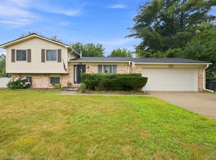 32 S Eastway Dr, Pontiac, MI 48342