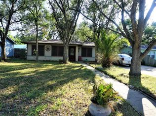 1704 S Tyler St, Beeville, TX 78102