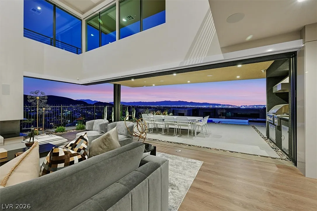 5 bed, 7.0 bath, 7690 sqft, $37,000 — Photo 1