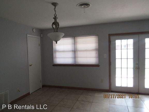 3rd image of 715 NW 40th St
