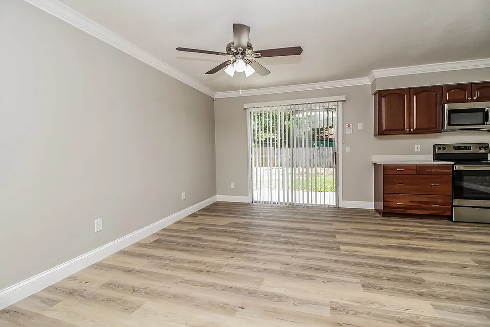 3 bed, 2.0 bath, 1124 sqft, $2,100 — Photo 4