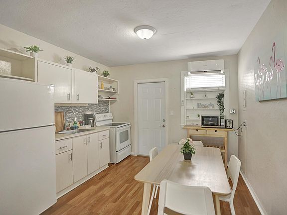 4th image of 3832 Day Ave #1