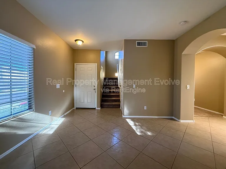 914 E Christine Pl — Photo 5