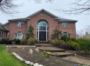 127 W Creek Farms Rd, Pt Washington, NY 11050