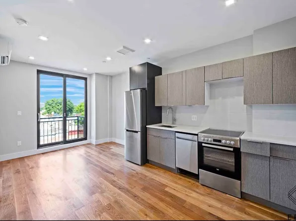 948 New York Avenue image 1 of 10