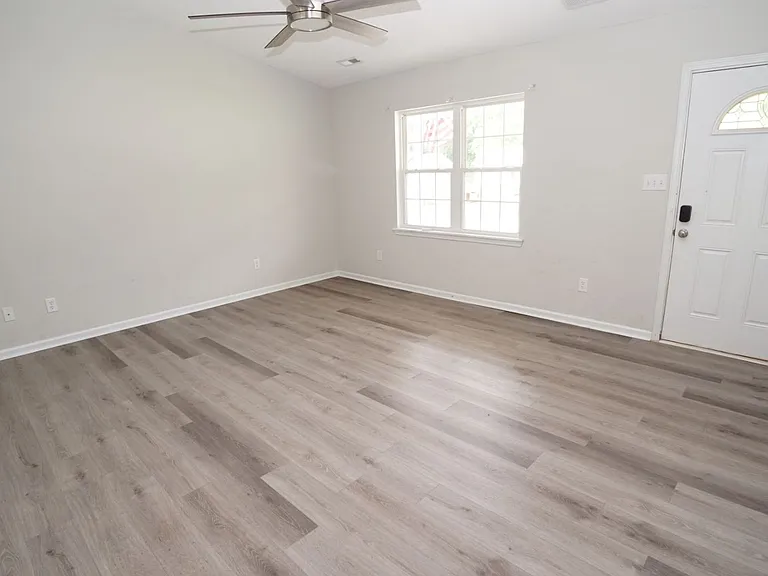 116 Howell Dr — Photo 6
