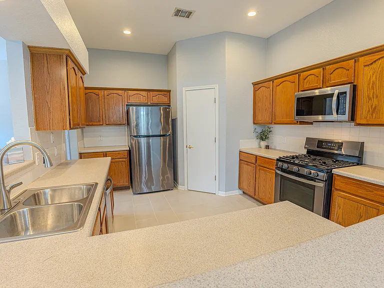 208 Discovery — Photo 19
