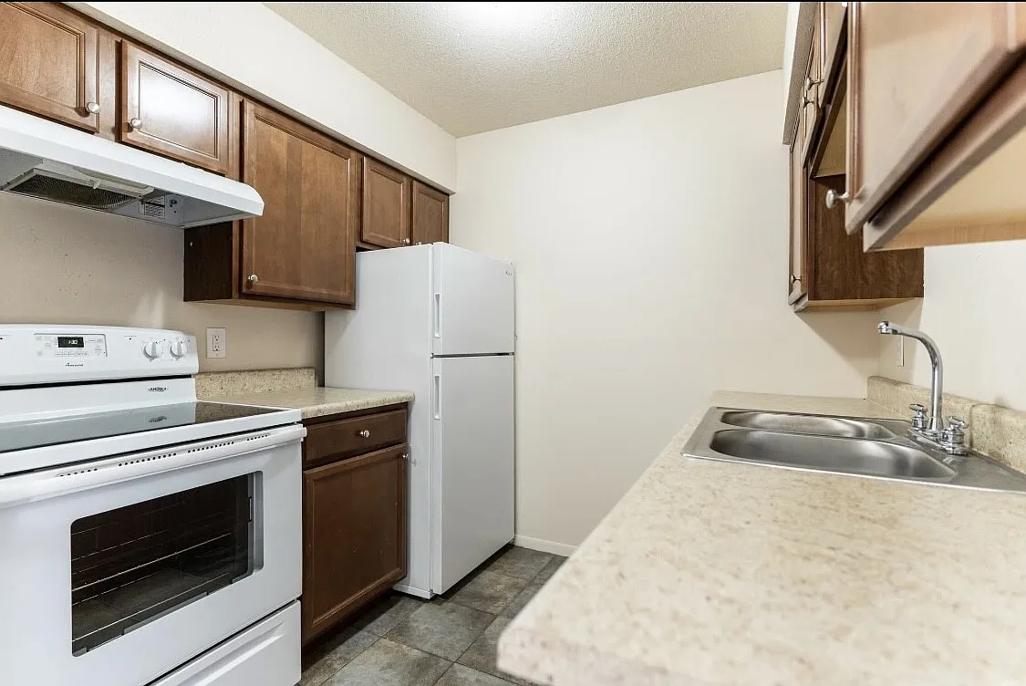 2700 West Forrest Hill Avenue — Photo 4