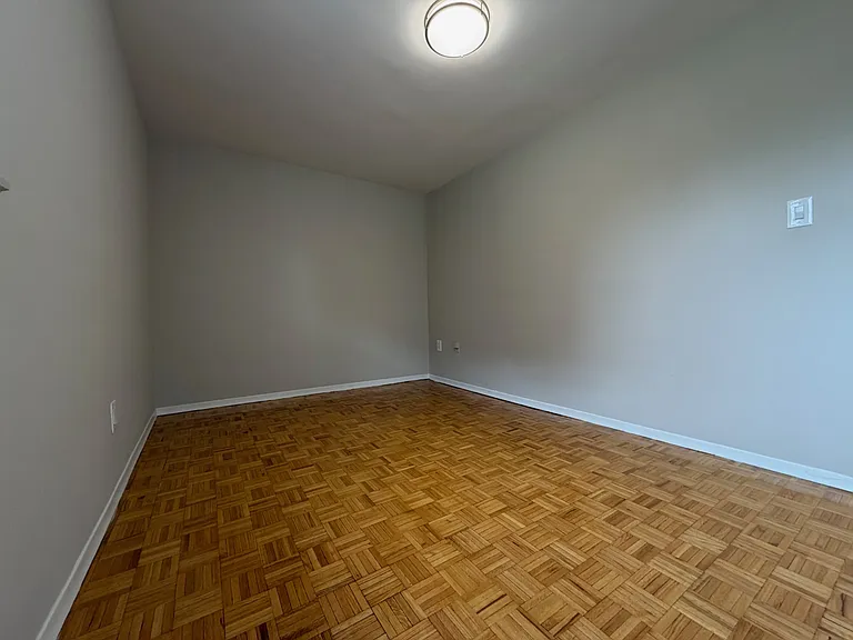 1051 Seneca Ave — Photo 28