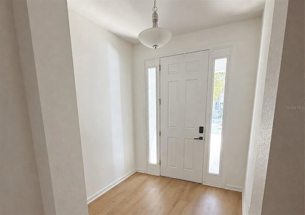 3 bed, 2.5 bath, 1724 sqft, $2,500 — Photo 2