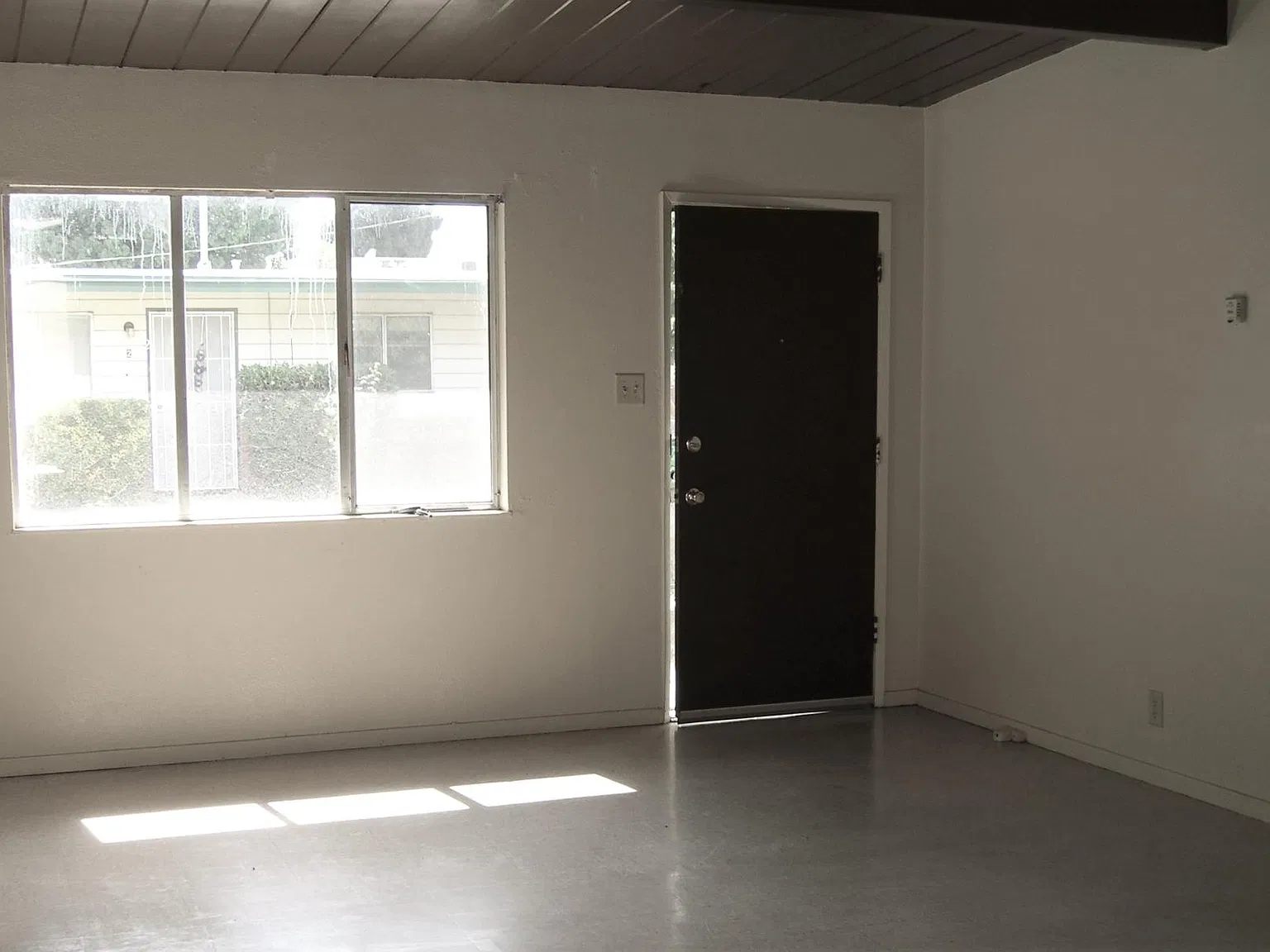 1322 Leonard Ave — Photo 3