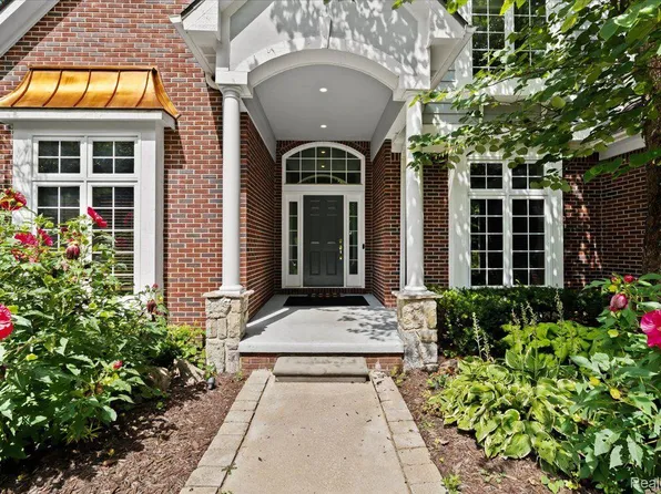 6174 Nottingham Point, Brighton, MI 48116