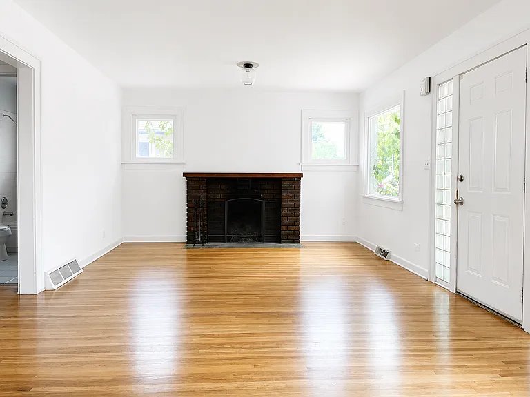 611 W Mulberry St — Photo 2