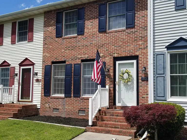 835 Larch Way — Photo 1