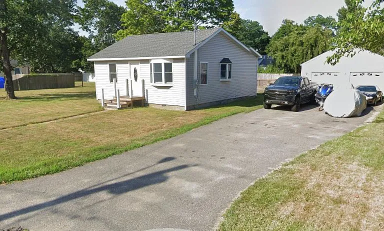 162 Bayview Dr — Photo 1