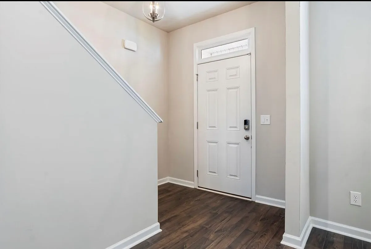 5 bed, 2721 sqft, $850 — Photo 2