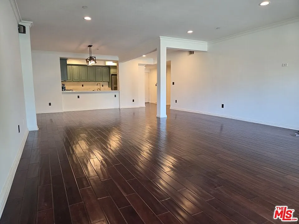 3 bed, 3.0 bath, 1800 sqft, $4,200 — Photo 4