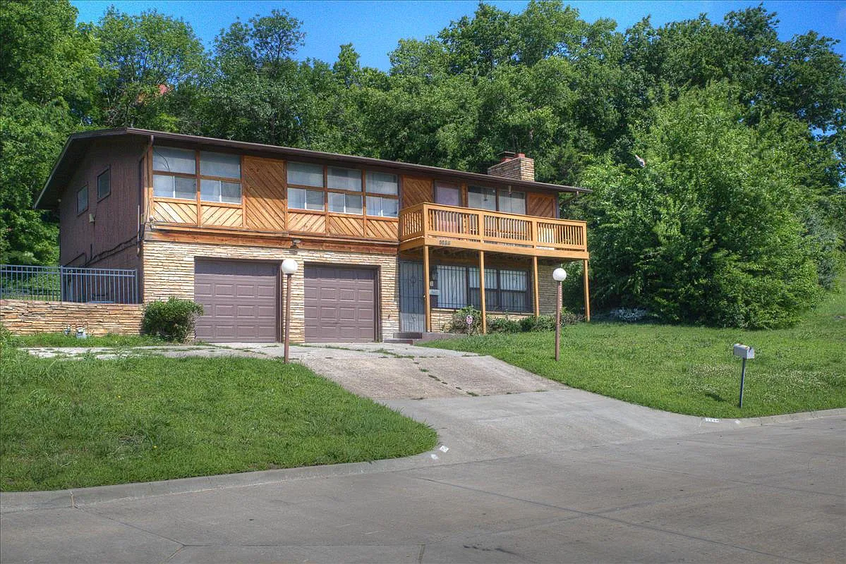 3 bed, 1.5 bath, 1943 sqft, $1,800 — Photo 1