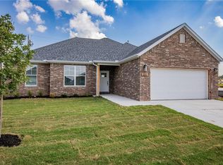 300 White Oak St, Gentry, AR 72734