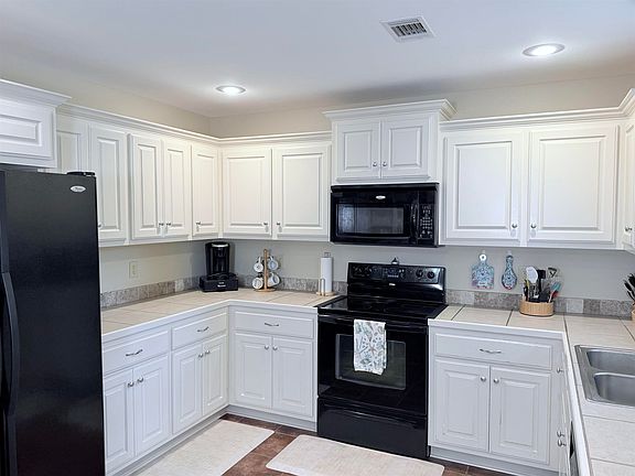 3rd image of 16 Oak Cliff Cv