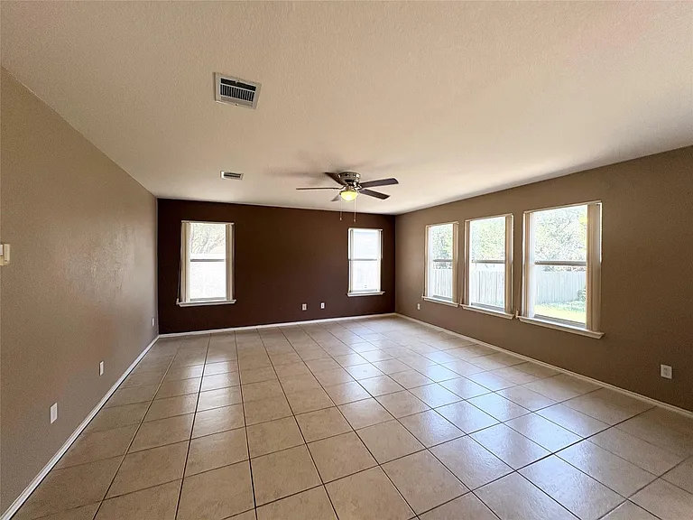 1101 Wood Creek Dr — Photo 9