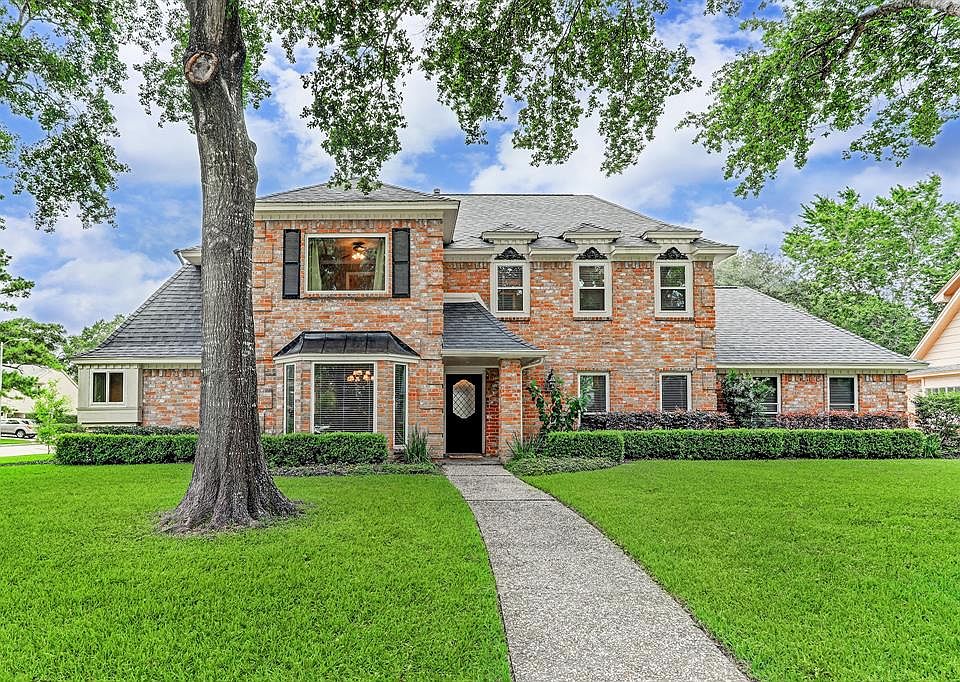 Stately Champion Forest beauty sits on a tree lined street that borders Champion Drive!