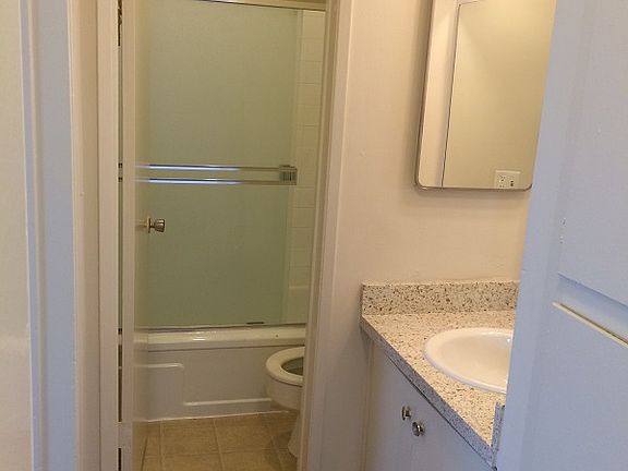 5th image of 530 Veteran Ave #7