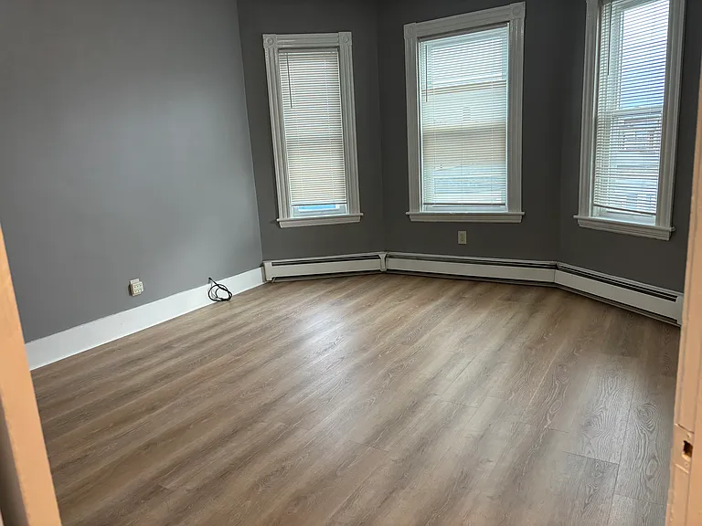 Huge front bedroom w closet