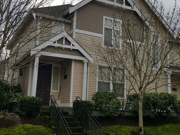 22651 NE 4th Pl — Photo 2