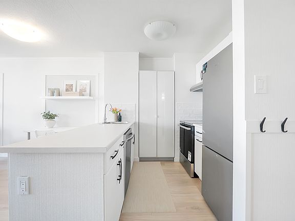 4th image of 1330 Burrard St #611