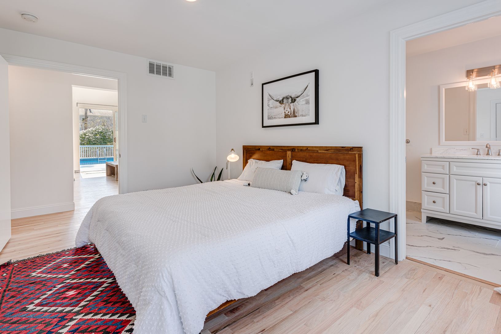  Middle bedroom with outdoor access