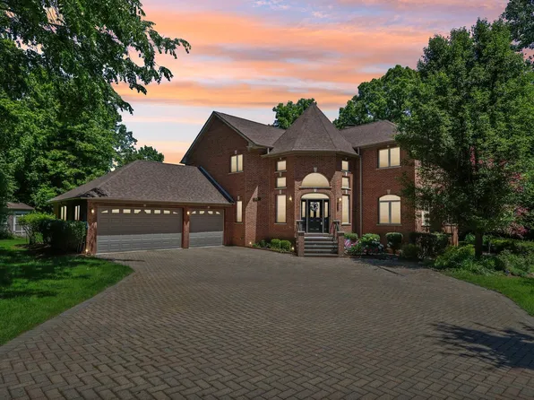 1551 Thorneberry Ct, Libertyville, IL 60048